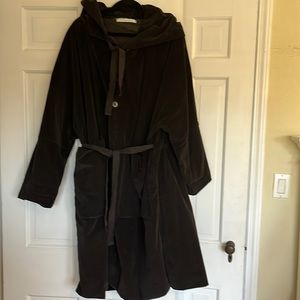 Hooded long coat with patch pockets in velvet. With ribbon trim